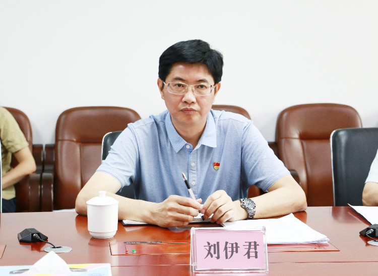 刘伊君院长在会议上讲��?.JPG